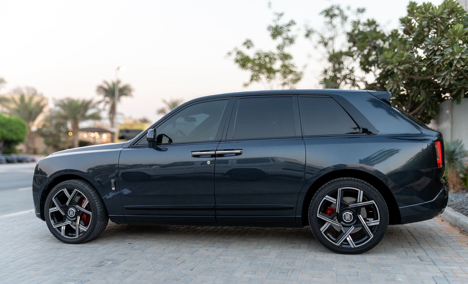 Rolls Royce Cullinan Black Badge 2023 body kit 2025  BLACK 2023 Rental Dubai